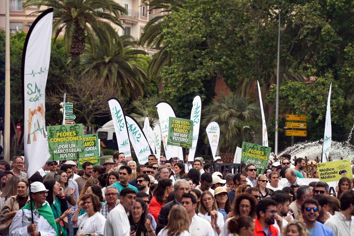 Médicos de toda Andalucía toman las calles de Málaga para reclamar un Estatuto Marco propio