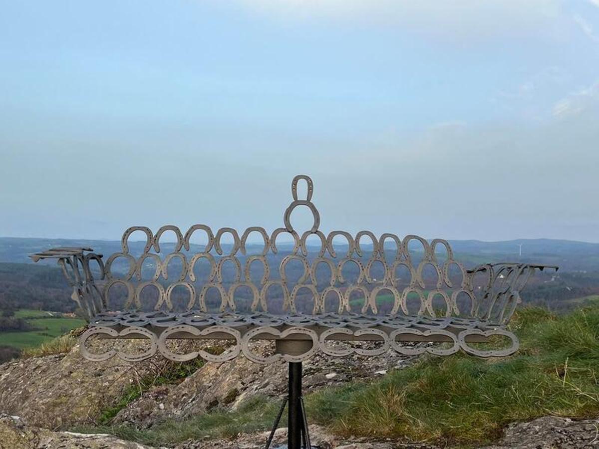 El banco giratorio de las 110 herraduras que conquista Galicia a menos de una hora de Santiago