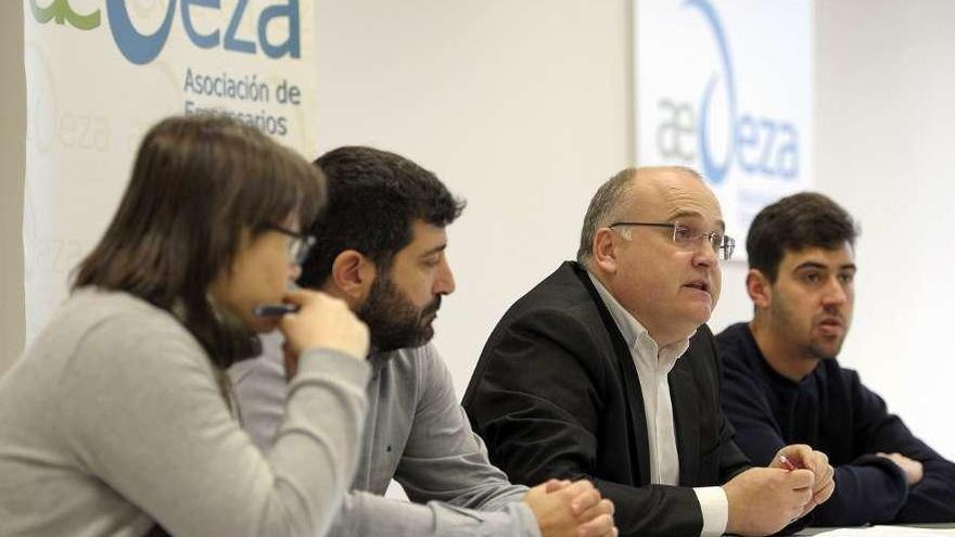 Lamas compareció junto a otros miembros de la directiva en la sede de la AED. // Bernabé/Javier Lalín