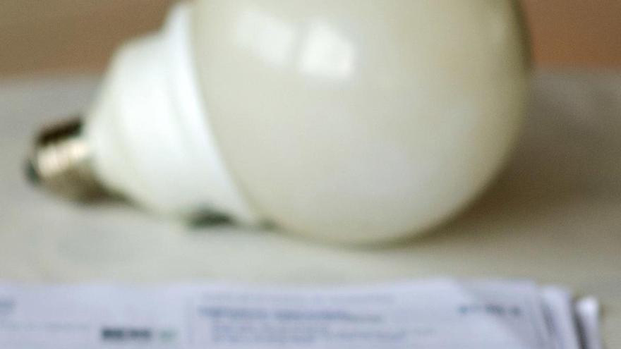 El IVA de la factura de la luz y el gas sube del 10% al 21% este lunes tras abaratarse los precios