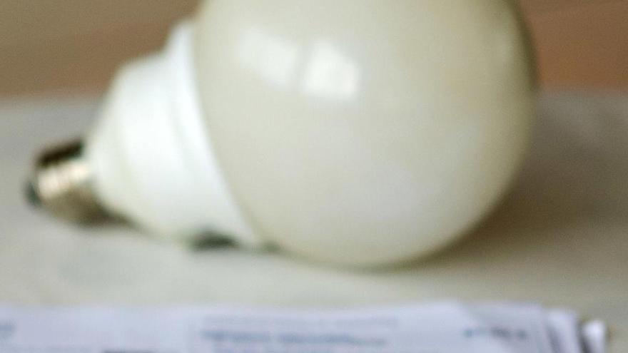El IVA de la factura de la luz y el gas sube del 10% al 21% este lunes tras abaratarse los precios