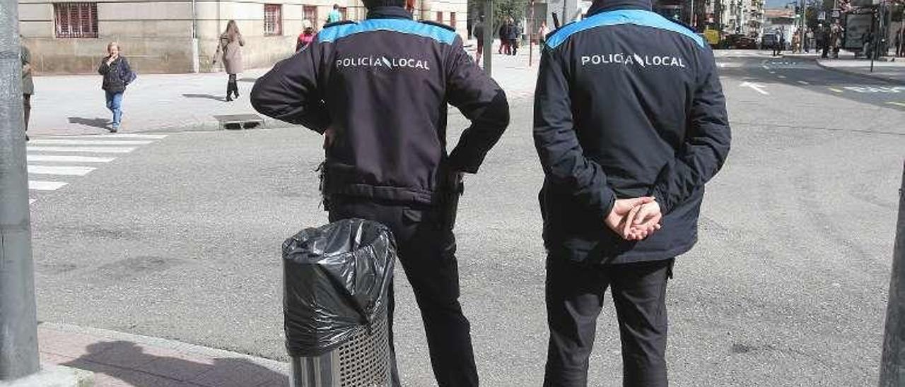 Agentes de la Policía Local en una de las calles de la ciudad. // Iñaki Osorio