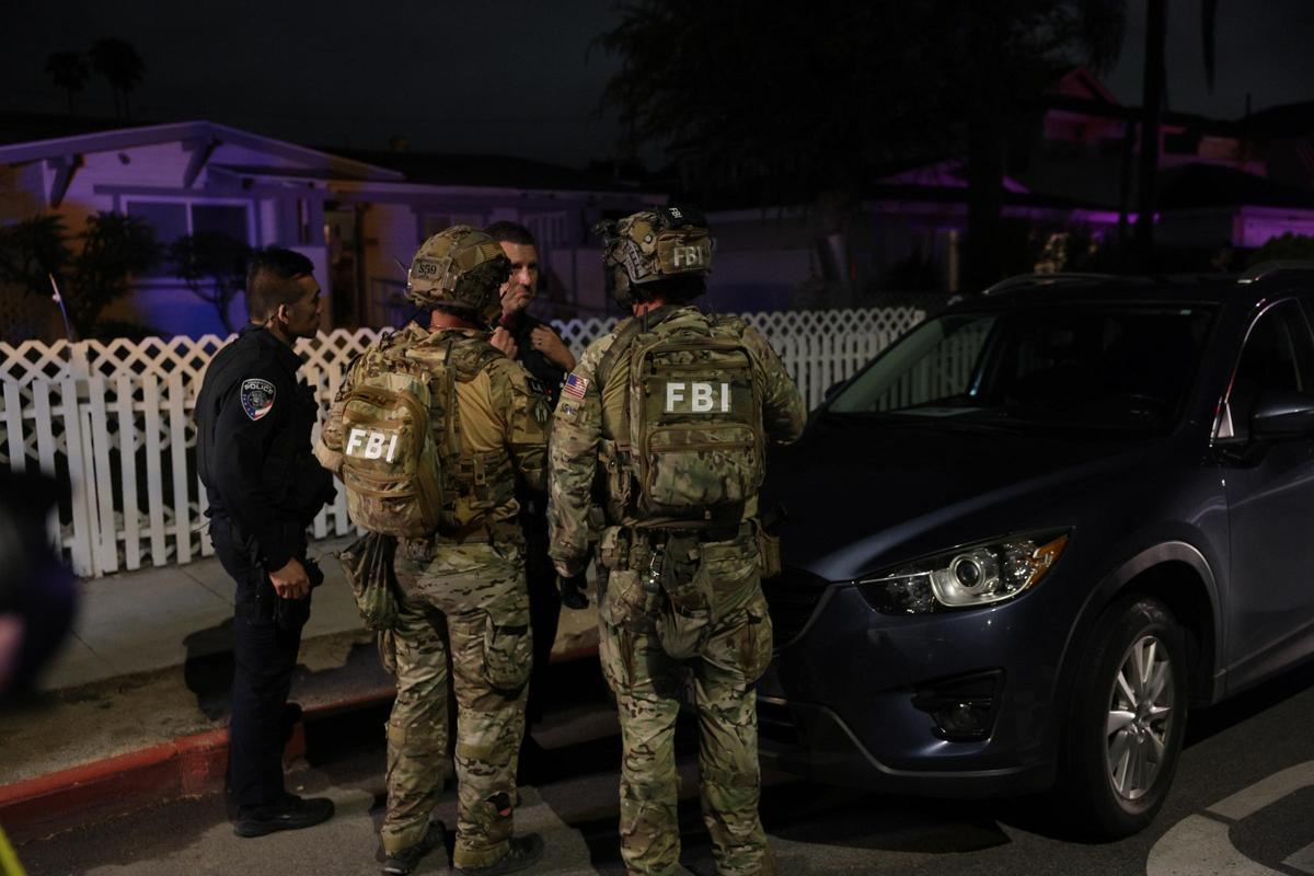 Acordonan la casa del detenido tras el tiroteo en la cena a la que asistía Trump