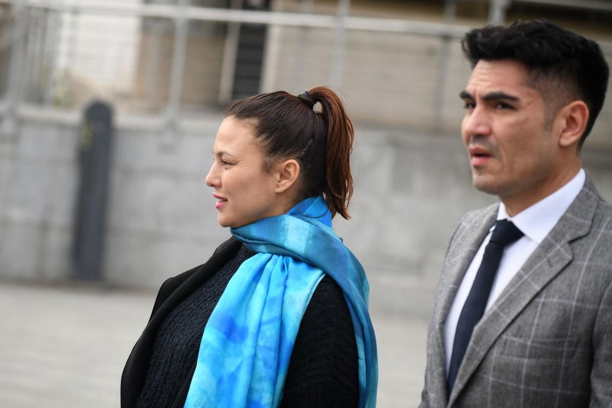 13/03/2025 La actriz, Elisa Mouliaá, junto a su abogado, Alfredo Arrién, a su salida de los Juzgados de Plaza de Castilla tras entregar su móvil al juez del ‘caso Errejón’, a 13 de marzo de 2025, en Madrid (España). Elisa Mouliaá entrega su móvil al juez Adolfo Carretero, instructor que investiga al ex diputado Íñigo Errejón por agresión sexual. Tras ello, Mouliáa, donará a la ONG Mujeres en Acción el dinero que recibió por dar entrevistas en Mediaset sobre su caso, un total de 54.000 euros. POLITICA Fernando Sánchez - Europa Press