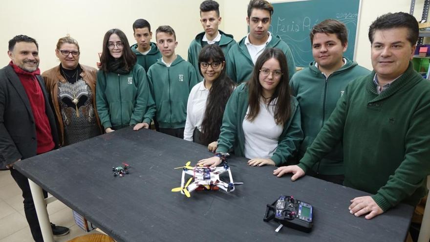 Los alumnos de los tres colegios muestran los drones junto a profesores y el edil Borrell.