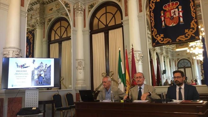 El director de la OMAU, Pedro Marín; el alcalde de Málaga, Francisco de la Torre; y el concejal de Urbanismo, Francisco Pomares.