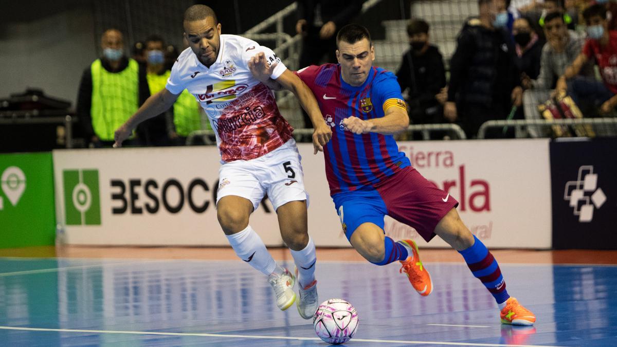 Sergio Lozano lucha por la pelota con el exazulgrana Leo Santana