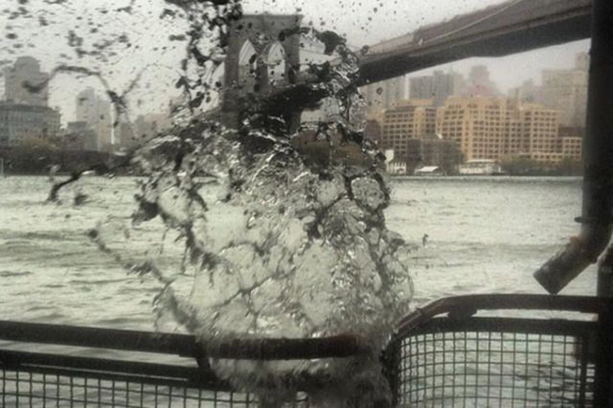 idoyany: #sandy Sota el pont de Brooklyn.