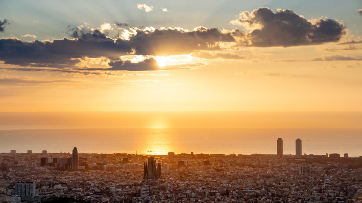 Pocas nubes a la salida del sol en Barcelona, el 2 de noviembre del 2022