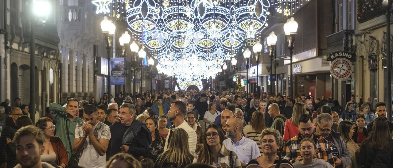 La gente pasea por la calle Triana durante las navidades.