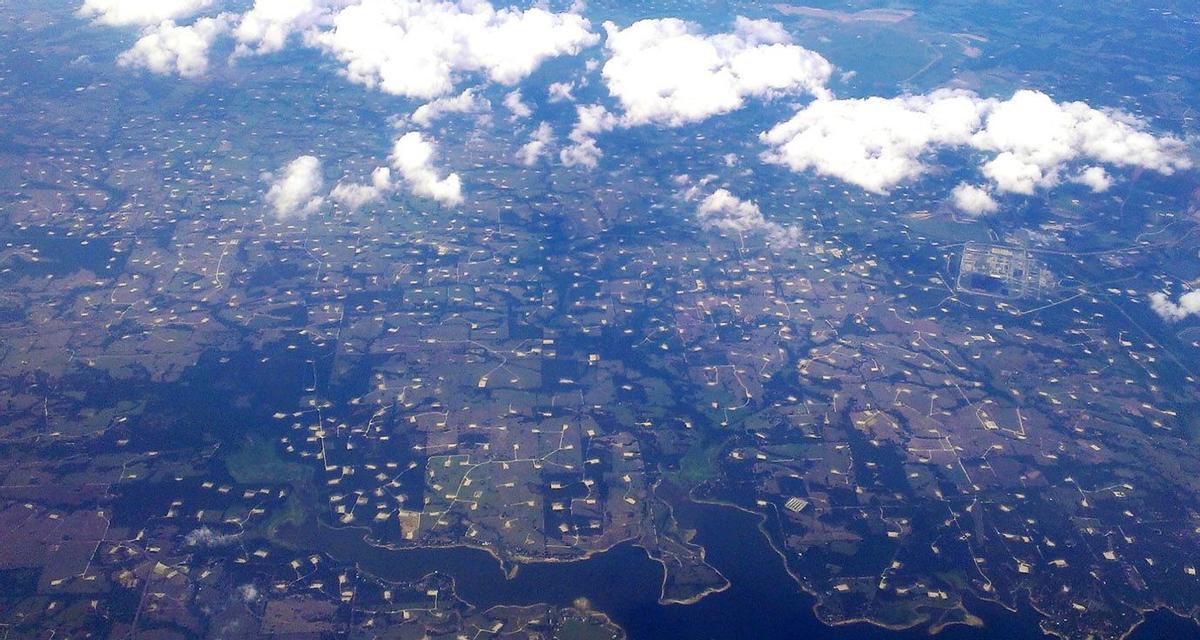 Campo de estaciones de fracking en Texas (Estados Unidos).