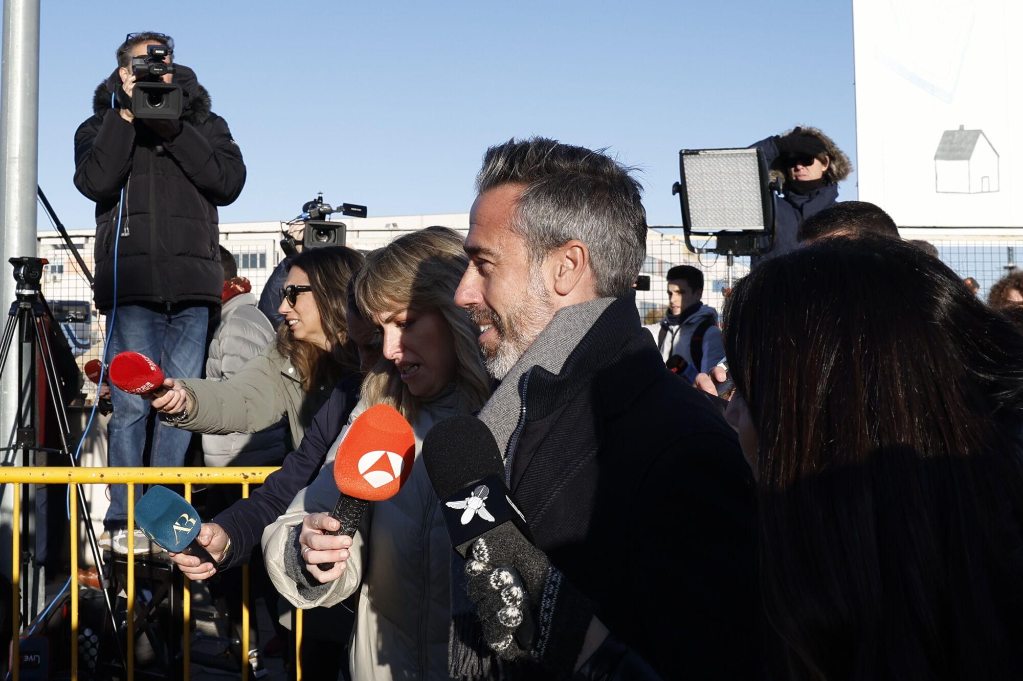 SAN FERNANDO DE HENARES (MADRID), 03/02/2025.- El exentrenador de la selección femenina Jorge Vilda atiende a los medios a su llegada a la Audiencia Nacional de San Fernando de Henares donde este lunes arranca el juicio contra el expresidente de la Federación Española de Fútbol (RFEF) Luis Rubiales, acusado de agresión sexual y coacciones por el beso que dio a la futbolista Jenni Hermoso tras la victoria del Mundial en Sídney (Australia) el 20 de agosto de 2023 y que ella asegura que no consintió. Rubiales se enfrentará a una petición de dos años y medio de cárcel y compartirá banquillo con tres personas de su confianza en la Federación: el exdirector deportivo de la selección masculina Albert Luque, el exentrenador de la femenina Jorge Vilda y el antiguo responsable de Marketing de la RFEF Rubén Rivera. EFE/Chema Moya