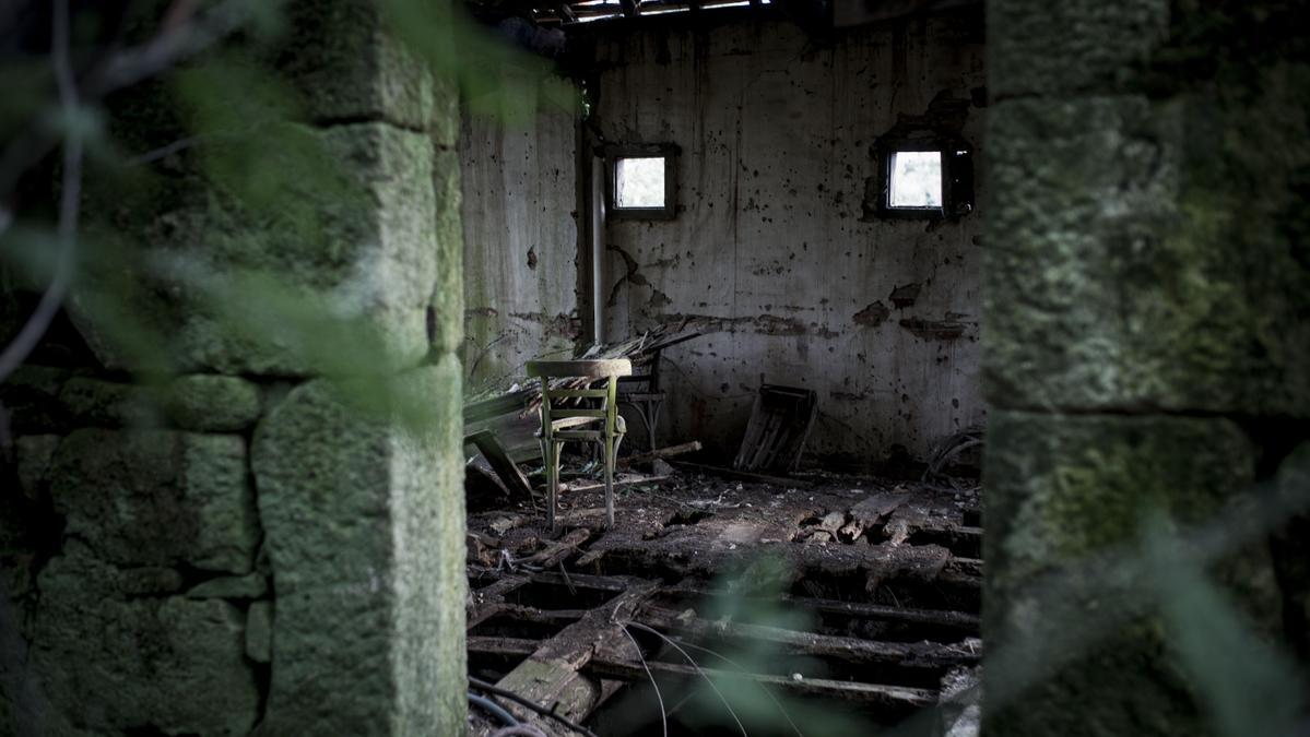 Una vivienda abandonada en el rural de Ourense. // BRAIS LORENZO