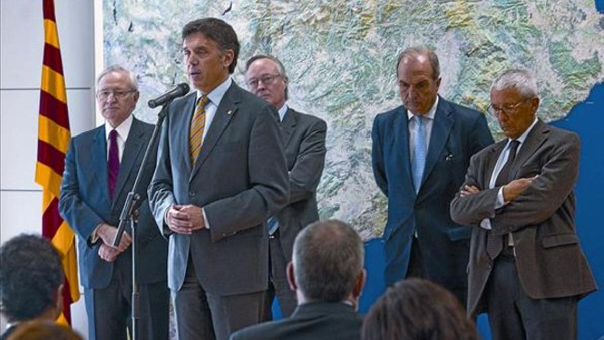 El 'conseller' Recoder, arropado por (de izquierda a derecha) Valls, Piqué, Gay de Montellà y Salvadó, ayer.