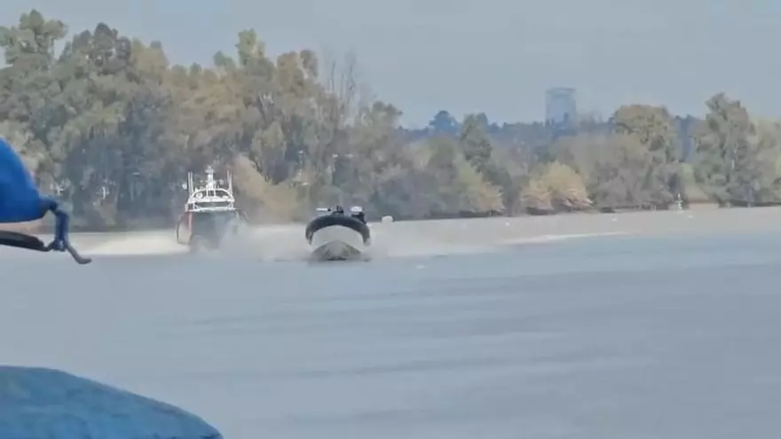 Narcolanchas en el Guadalquivir: lanzan petacas de gasolina al río en plena persecución de la Guardia Civil