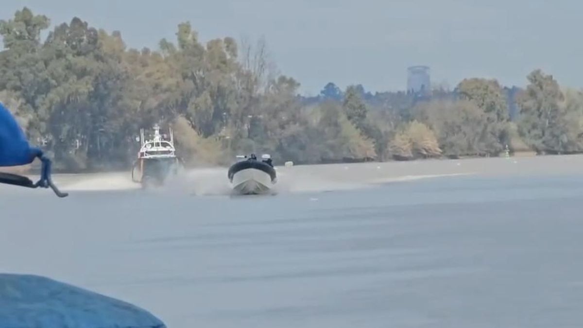 Imagen de archivo de otra persecución de la Guardia Civil a una narcolancha en el río Guadalquivir.