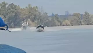 Narcolanchas en el Guadalquivir: lanzan petacas de gasolina al río en plena persecución de la Guardia Civil