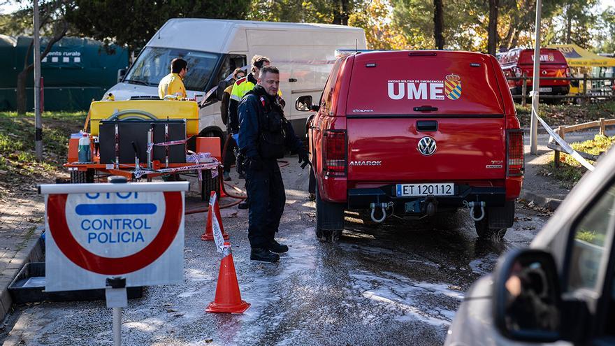Efectius de l’UME i agents rurals es reuneixen a la zona declarada en quarantena per la pesta porcina africana a Torreferrussa, abans d’iniciar les tasques previstes.