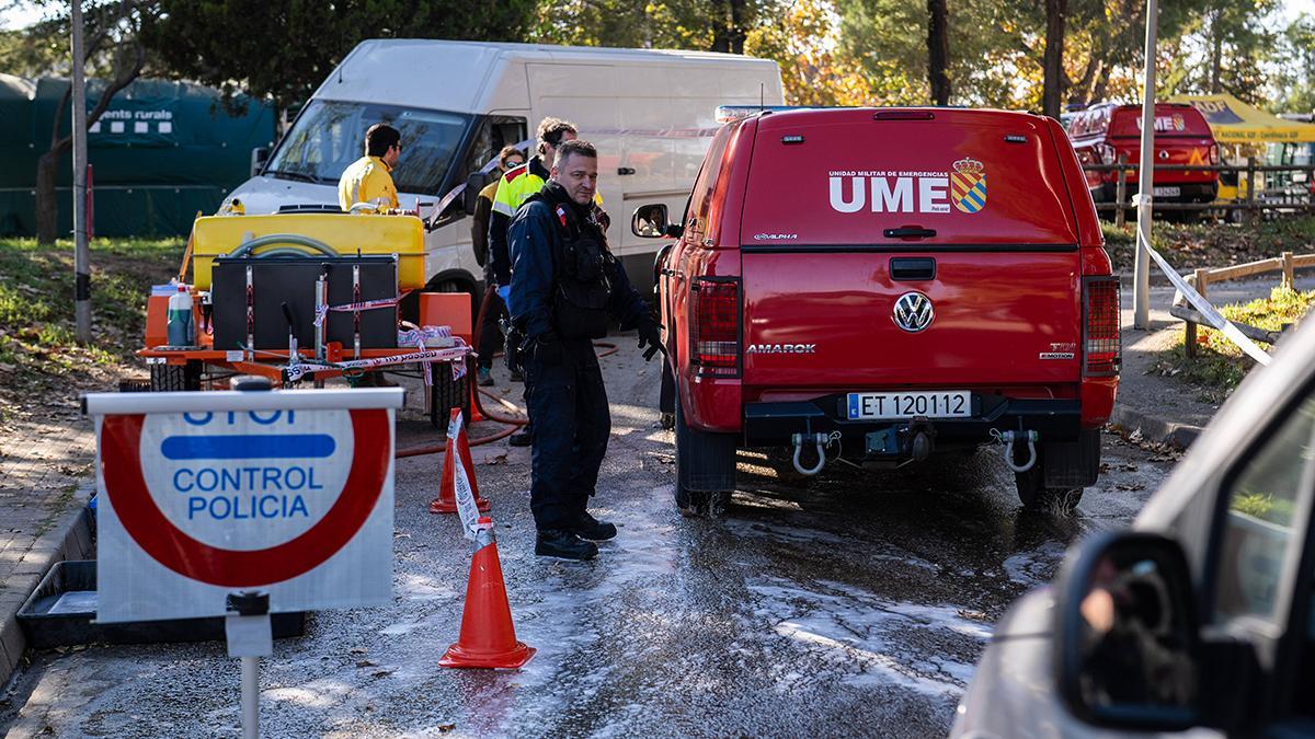 Efectivos de la UME y agentes rurales se reúnen en la zona declarada en cuarentena por la Peste Porcina Africana en Torreferrussa, antes de iniciar las tareas previstas.