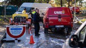 Efectivos de la UME y agentes rurales se reúnen en la zona declarada en cuarentena por la Peste Porcina Africana en Torreferrussa, antes de iniciar las tareas previstas.
