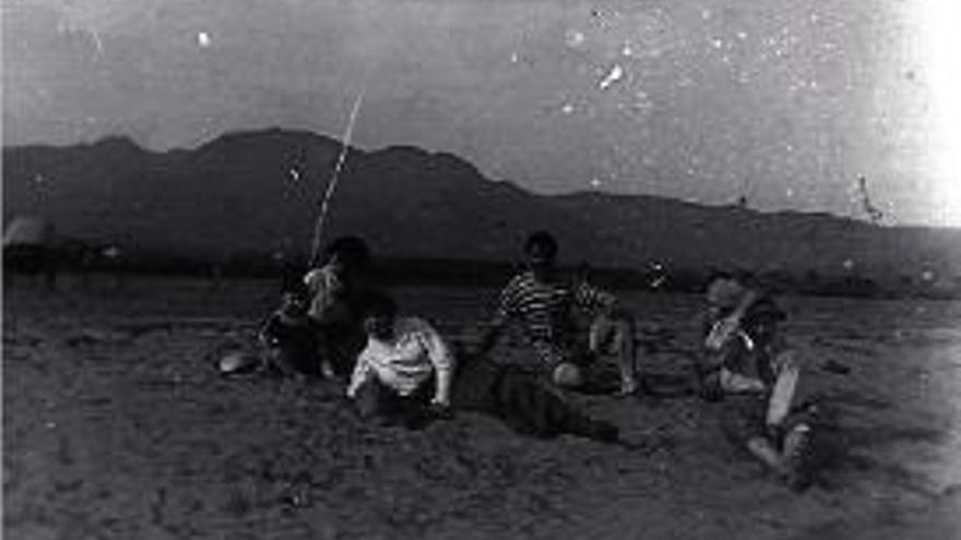 El grup de banyistes a la platja del Salatar.