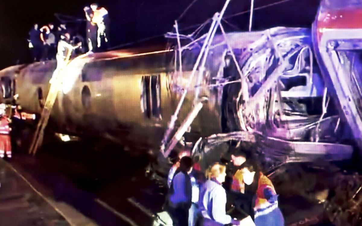 Instantes después del terrible accidente de tren.