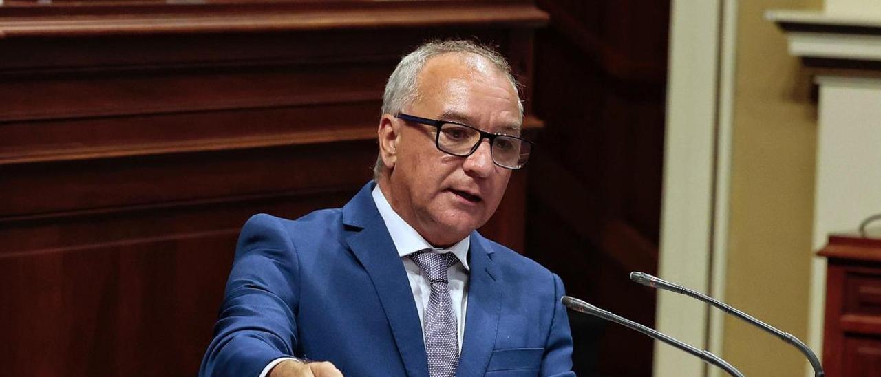 El portavoz de Nueva Canarias en el Parlamento canario, Luis Campos, ayer, durante su intervención en el debate.