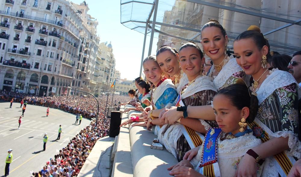 A las cortes de honor les sonríe la vida. Pocas falleras tienen el privilegio de vivir los disparos en el espacio más privilegiado.