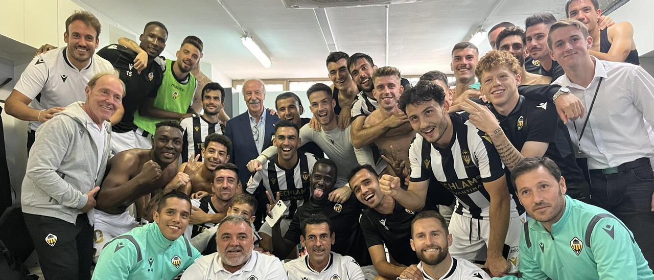 Los jugadores del Castellón celebraron en el vestuario de Castalia junto a Vicente del Bosque la victoria del pasado domingo ante el Intercity de Alicante.
