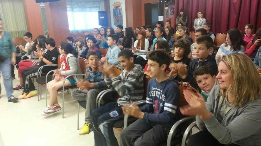 Alumnos y profesores de Ibias aplauden durante una de las charlas del año pasado.