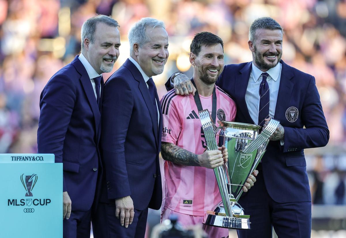 Los propietarios del Inter Miami José Mas, Jorge Mas y David Beckham junto a Leo Messi tras ganar la MLS Cup.