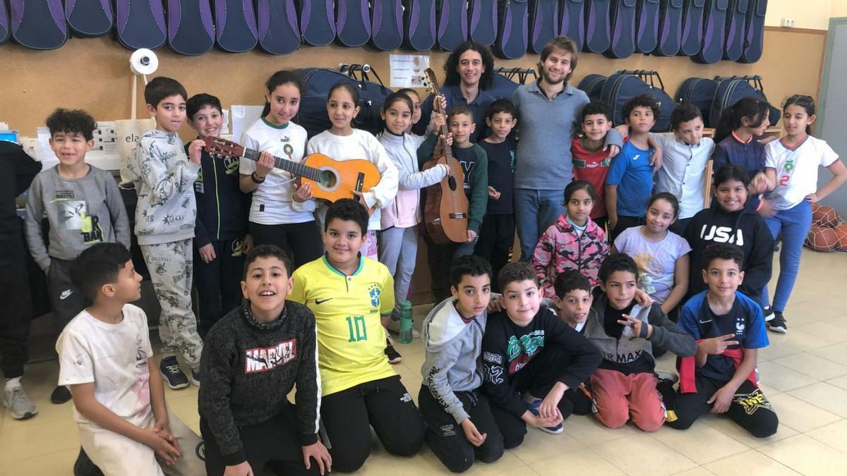 Alumnes de l’Anicet de Pagès amb Gabriel Bosch i Andreu Galofré, guitarrista i baix de la banda.