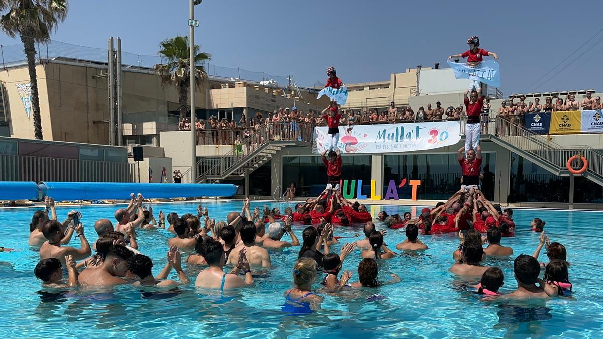 Els 'Castellers' de Barcelona hacen dos 'pilars' de cuatro dentro de la piscina del Club Natació Atlètic de la Barceloneta