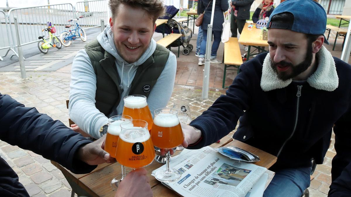Unos jóvenes toman una cerveza en n bar en Bruselas.