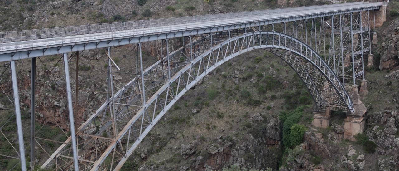 Puente Pino entre Pino del Oro y Villadepera, con un arco de acero 120 metros y una altura de 90 metros sobre el cauce del río Duero