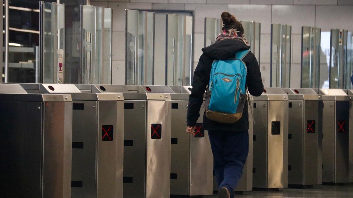 Una dona surt del metro a Universitat.