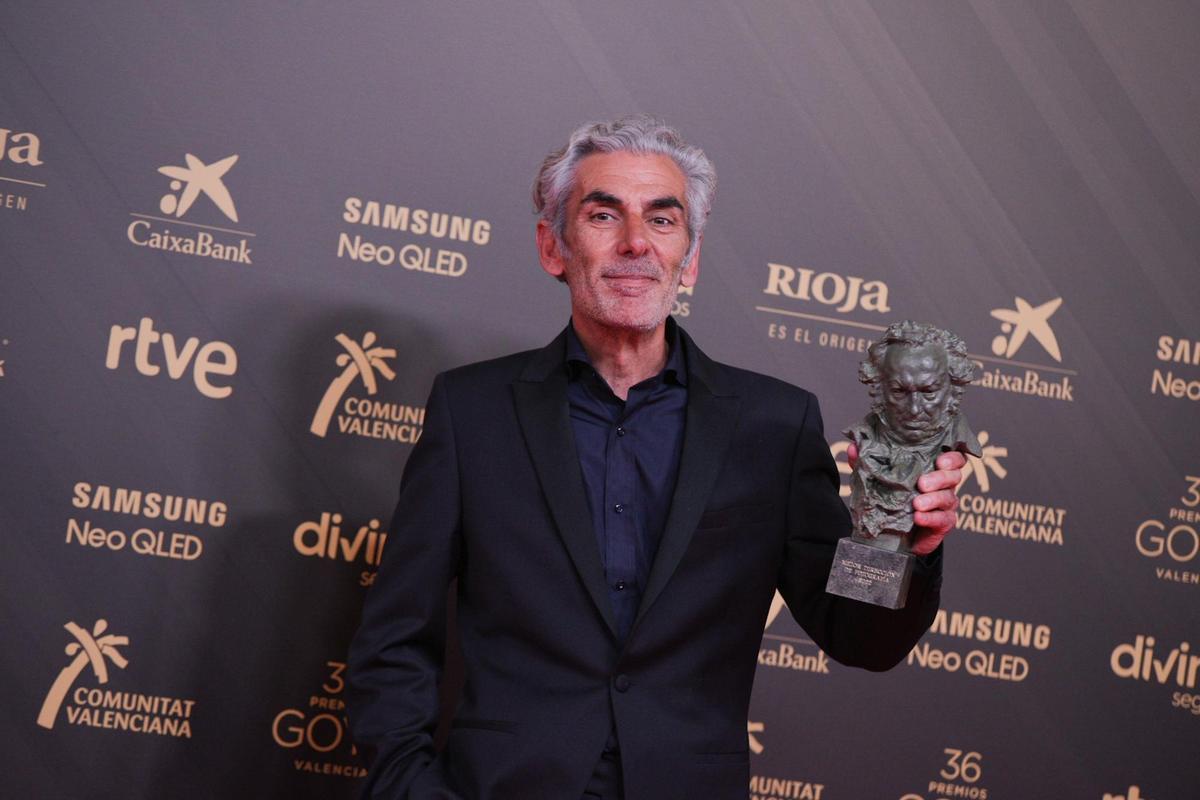 Kiko de la Rica posan con su Goya  a la mejor fotografía especiales  en la 36ª gala de los Premios Goya