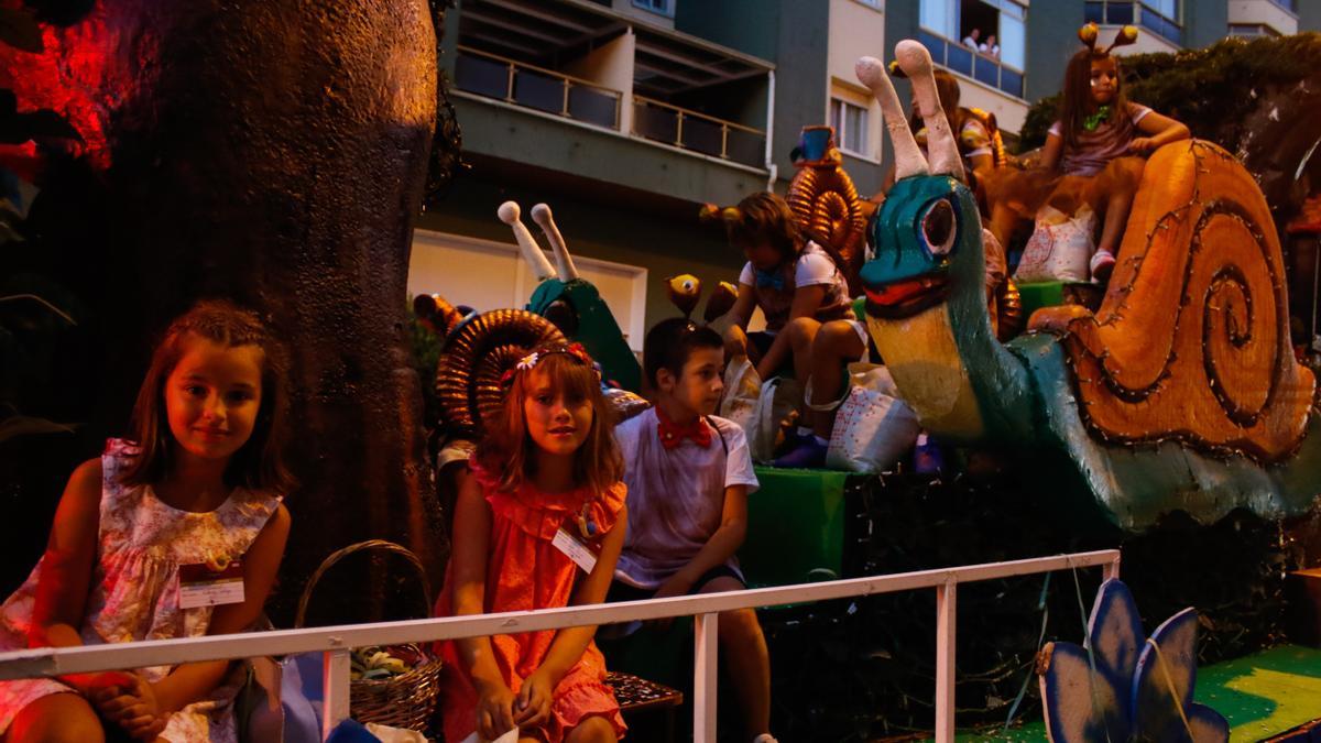 Una de las carrozas de la &quot;batalla de flores&quot;.