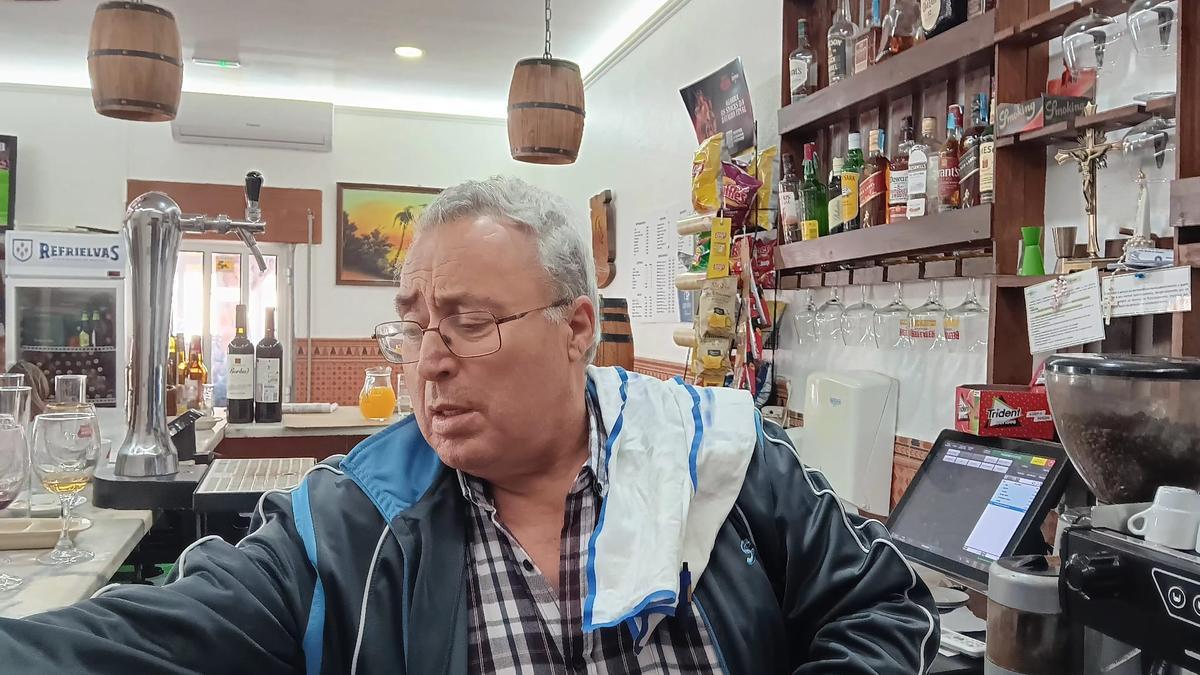 Antonio, detrás de la barra del Bar Novo.