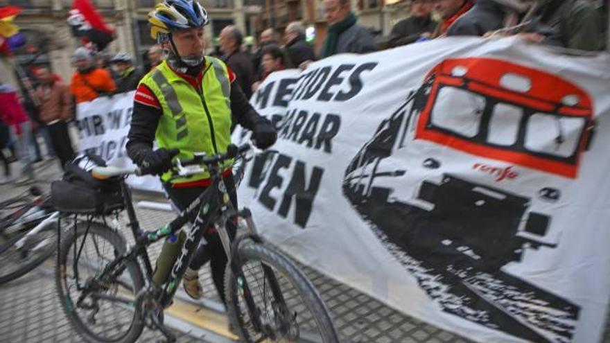 Imagen de la última reivindicación de mejoras en el tren, llevada a cabo por ciclistas valencianos.
