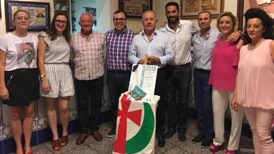 Los cargos festeros 2018 junto con el alcalde, el presidente de la Comisión y el edil de Fiestas.