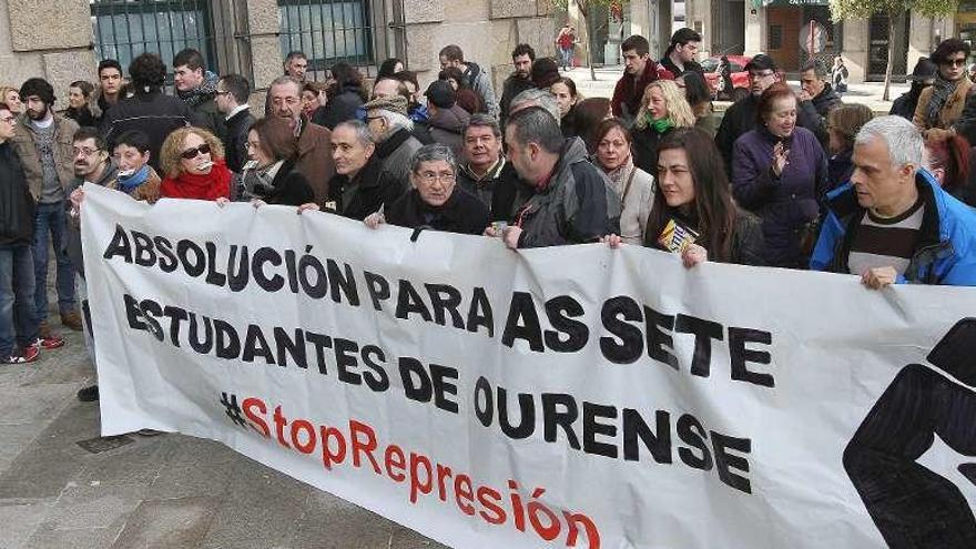 Protestas ante el palacio de justicia el día de la vista oral. // I. Osorio