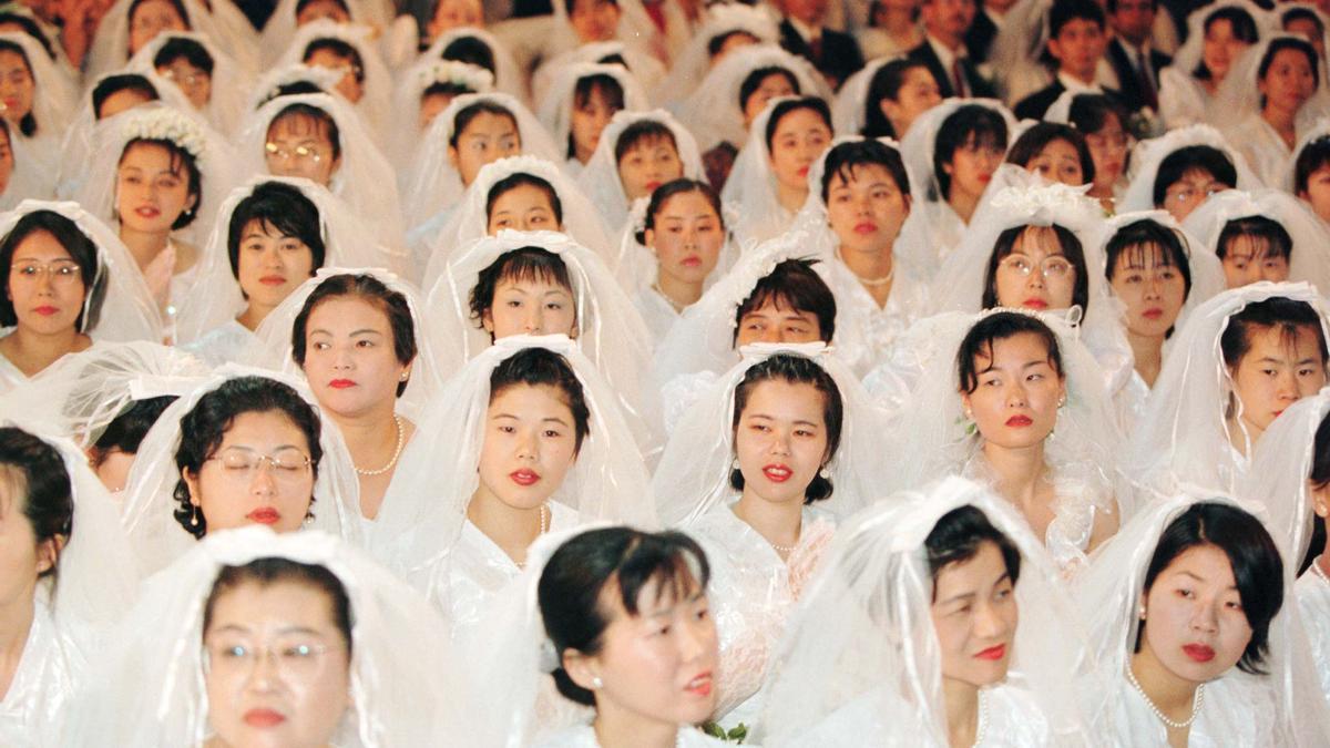 Imagen de archivo de un numeroso grupo de novias que se unen en matrimonio, en una celebración de más de 10.000 personas de la 'Secta Moon'.