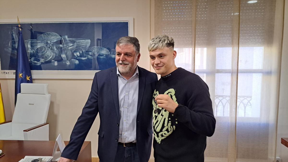 El alcalde de Villena recibe al compositor Almacor, participante en el Benidorm Fest 2024.
