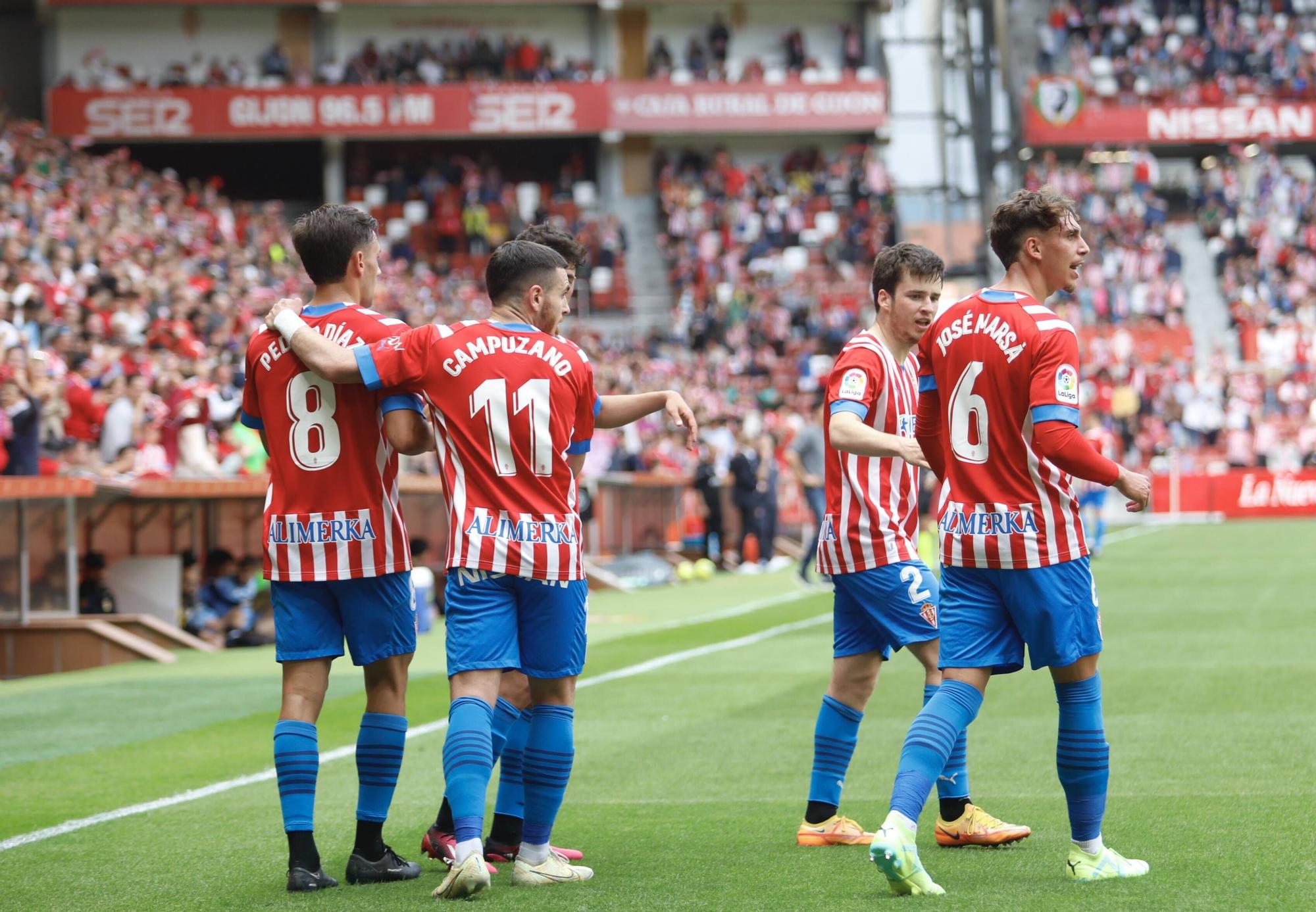 EN IMÁGENES: El Sporting vence al Lugo en El Molinón con un gran ambiente