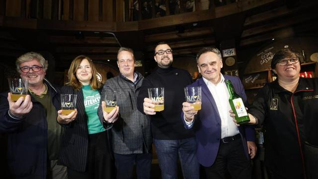 Acto celebrado en el Museo de la Sidra de Nava el día que se conocía la decisión de la UNESCO. | L | .