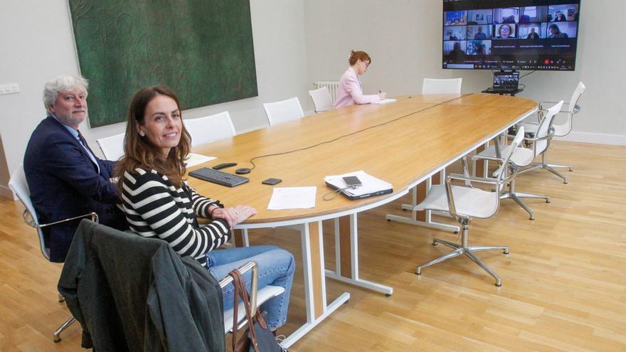 El secretario xeral Manuel Vila  y la directora xeral Judith Fernández, durante la reunión con directores. sobre E-Dixgal.   | // XOÁN ÁLVAREZ