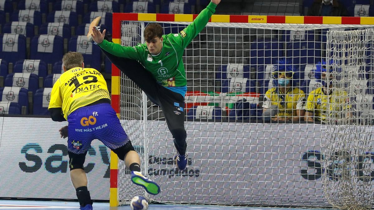 Roberto Rodríguez, guardamenta del Balonmano Benidorm, detiene el lanzamiento a puerta de Julen Aguinagalde, del Bidasoa Irún, este viernes en la Copa en Madrid.