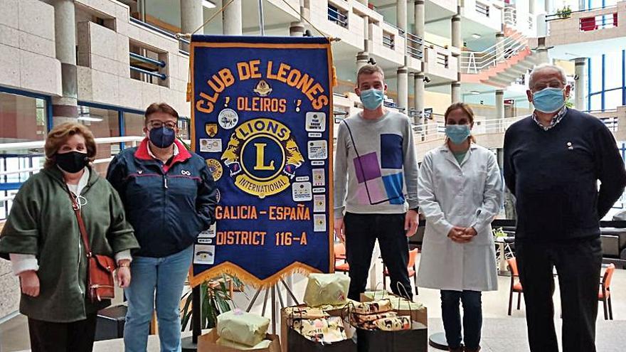 Entrega de las colonias en la residencia de mayores de Oleiros. |   // L.O.