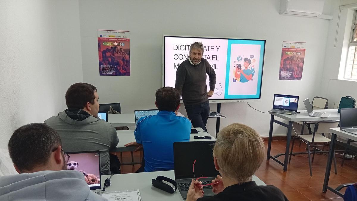 Alumnos prestan atención al profesor de uno de los itinerarios del programa.